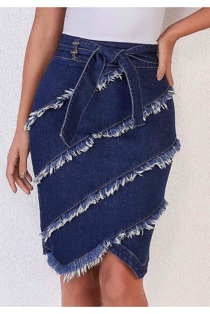 saia lapis jeans com desfiados e cinto faixa titanium baixo