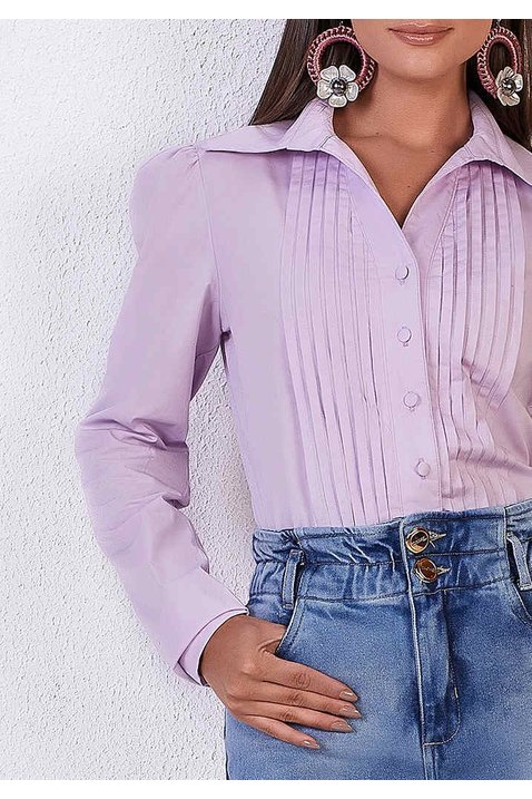 camisa tricoline lilas com pregas frontal titanium jeans detalhe