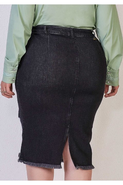 saia jeans plus size com puidos e barra desfiada titanium costas baixo