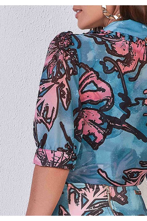 blusa azul com sobreposicao mangas bufantes estampada titanium costas cima detalhe