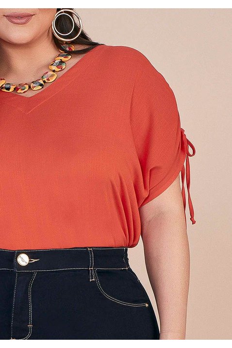 blusa laranja plus detalhe amarracao nos ombros titanium jeans cima detalhe
