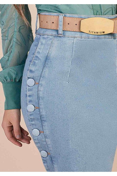 saia jeans claro com botoes encapados titanium jeans baixo detalhe