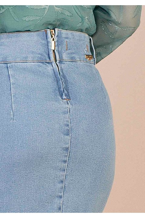 saia jeans claro com botoes encapados titanium jeans costas baixo detalhe