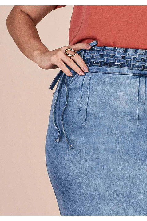 saia jeans com barra desfeita e cinto trancado titanium baixo detalhe