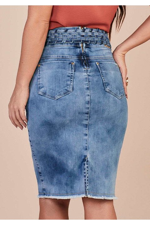 saia jeans com barra desfeita e cinto trancado titanium costas baixo