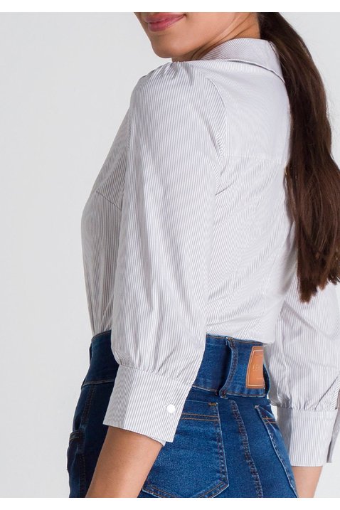 camisa listrada nude feminina sabrina lekazis costas cima detalhe