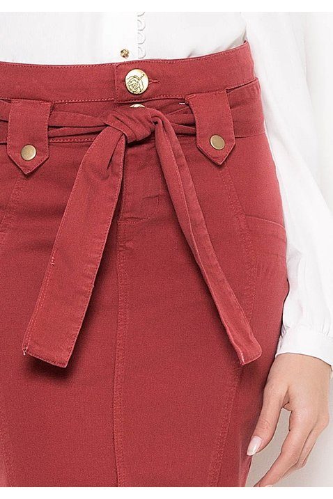 saia vermelha sarja com faixa laura rosa baixo detalhe