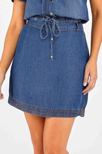 saia evase jeans com bolsos imperio z frente