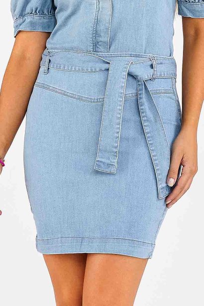 saia lapis jeans azul claro com amarracao imperio z frente inteira