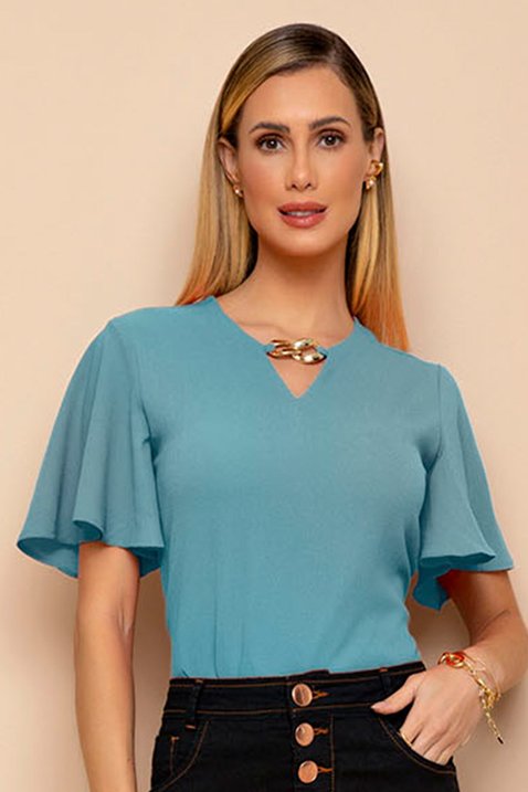 blusa azul decote com corrente dourada 3