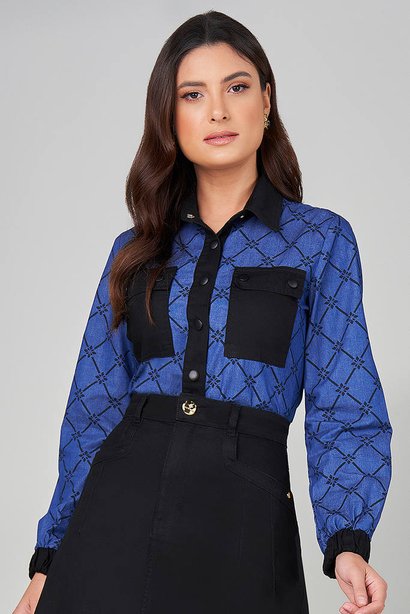 camisa jeans estampada com bolsos 2