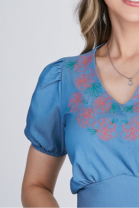 blusa azul claro denim bordada 4