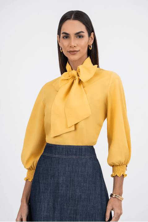 03 blusa plano com amarracao no decote via tolentino