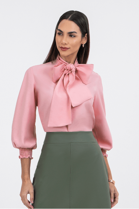 03 blusa rosa plano com amarracao no decote via tolentino