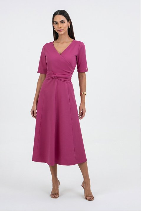 04 vestido midi em malha com torcao na cintura via tolentino