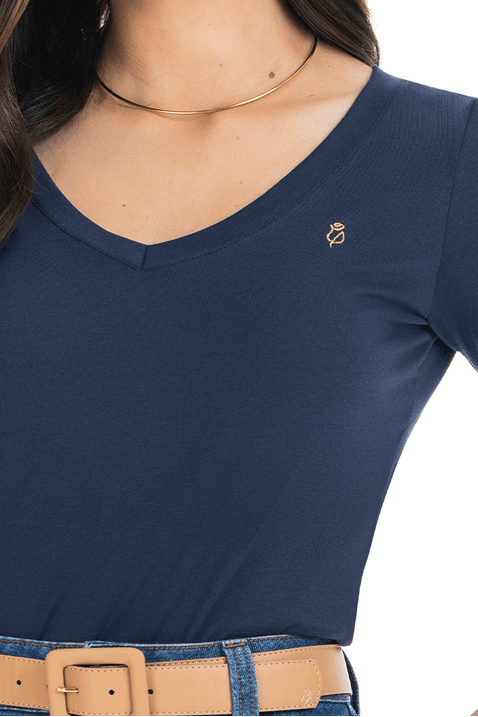01 blusa em malha com decote v e bordado via tolentino