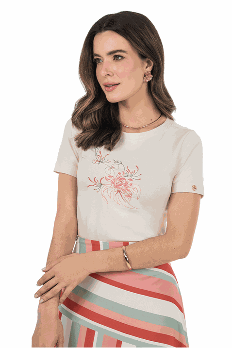 04 blusa bege com mangas curta em malha com bordado via tolentino