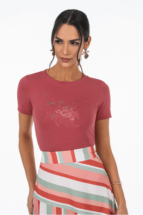 04 blusa goiaba com mangas curta em malha com bordado via tolentino