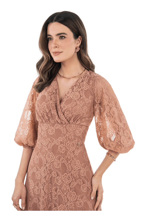 02 vestido longuete em renda com transpasse via tolentino