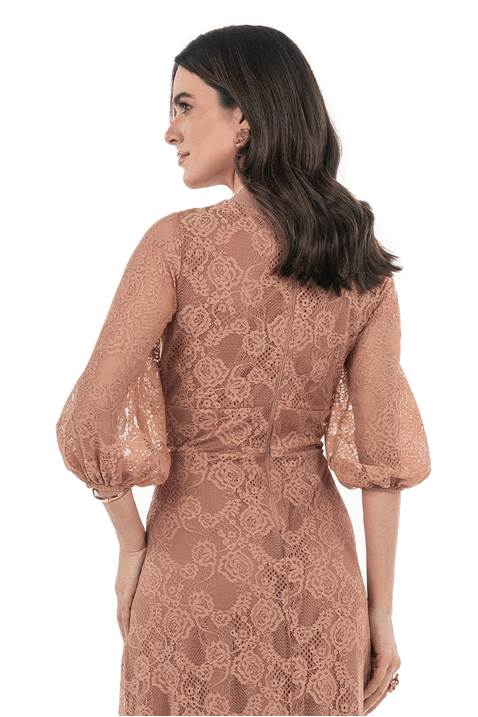 01 vestido longuete em renda com transpasse via tolentino