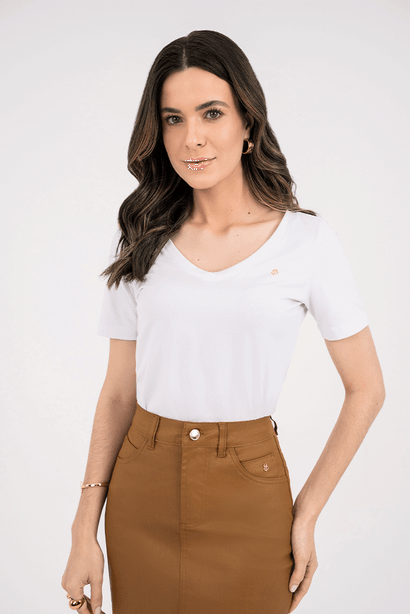 05 blusa branca em malha com decote v e bordado via tolentino