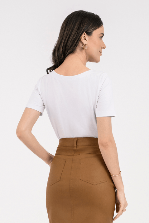 03 blusa branca em malha com decote v e bordado via tolentino