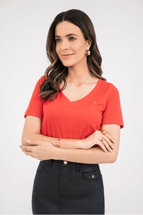04 blusa vermelho em malha com decote v e bordado via tolentino