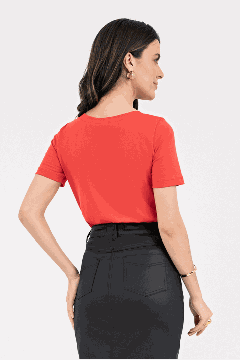 01 blusa vermelho em malha com decote v e bordado via tolentino