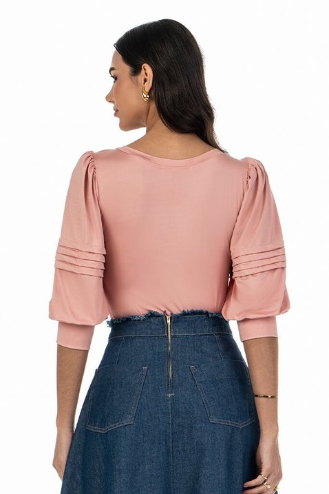 04 blusa em malha ajustada com pregas rose via tolentino
