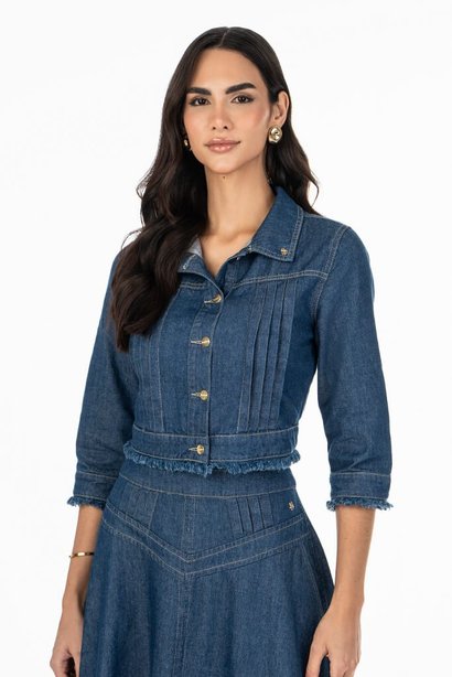 10 jaqueta jeans com pregas e desfiados via tolentino