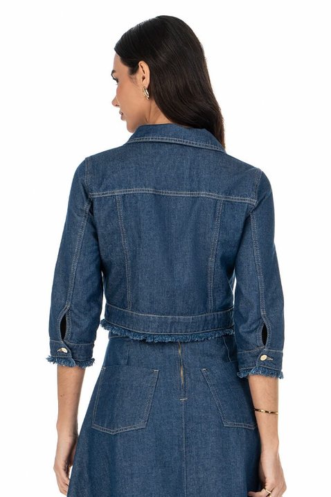 06 jaqueta jeans com pregas e desfiados via tolentino