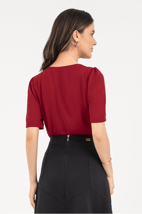 01 blusa vermelho em plano decote v via tolentino