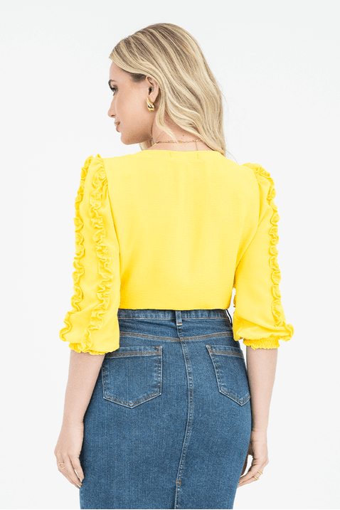 04 blusa amarelo em plano com decote v e detalhe nas mangas via tolentino