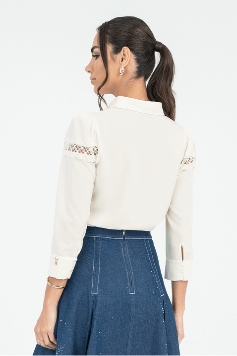 07 camisa off white em plano com detalhe entremeio via tolentino
