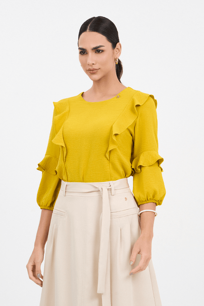 01 blusa mostarda em plano mangas 3 4 com babado