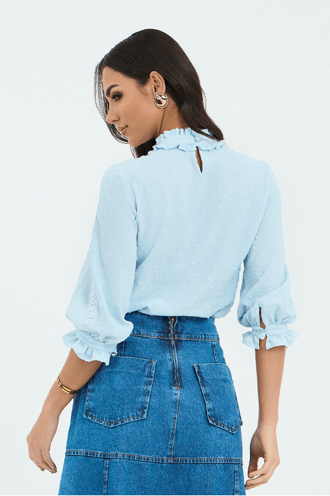 04 blusa azul claro plano poa com detalhe guippir