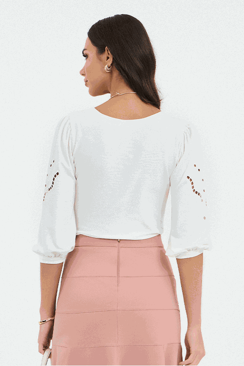 05 blusa off white em malha mangas 3 4 com bordado