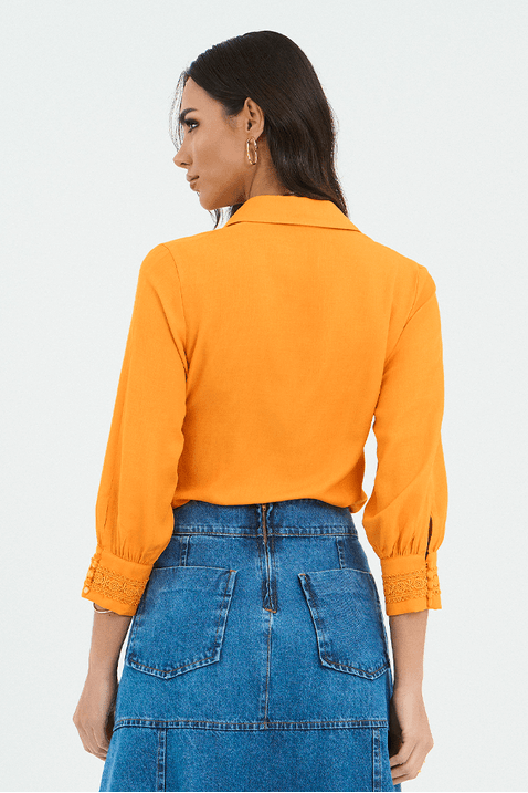 01 camisa amarelo plano com bolsos e guipir