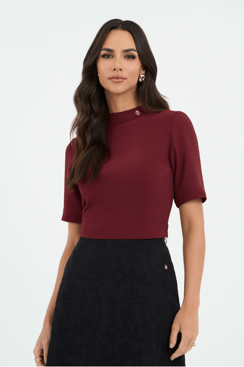 04 blusa bordo cropped em plano gola alta