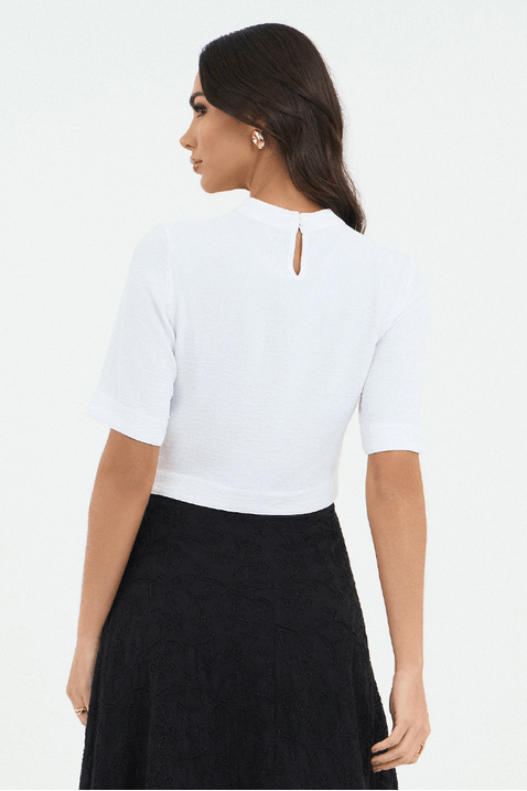 08 blusa branca cropped em plano gola alta