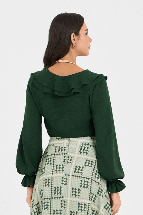 04 blusa verde decote v com babado e mangas longa
