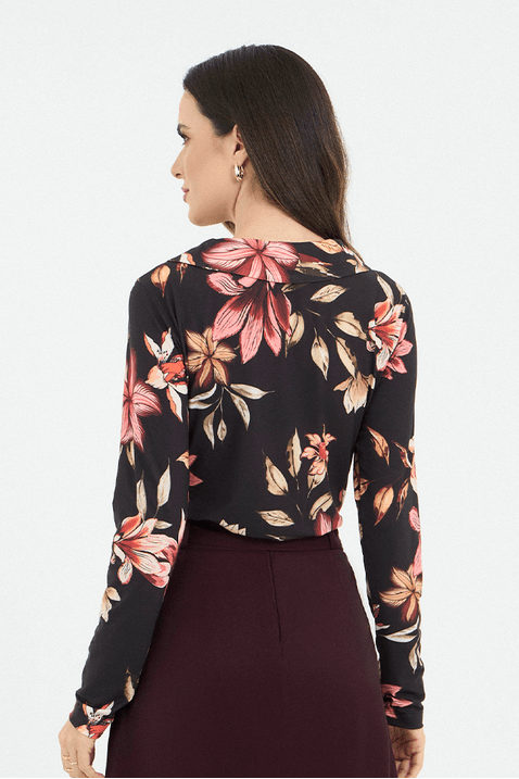 03 blusa preta em malha estampada com decote diferenciado
