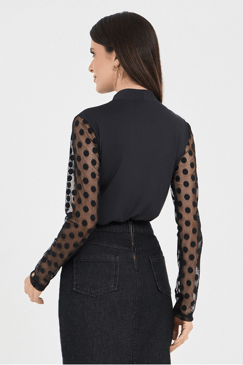 01 blusa preta em malha mangas longas de tule poa
