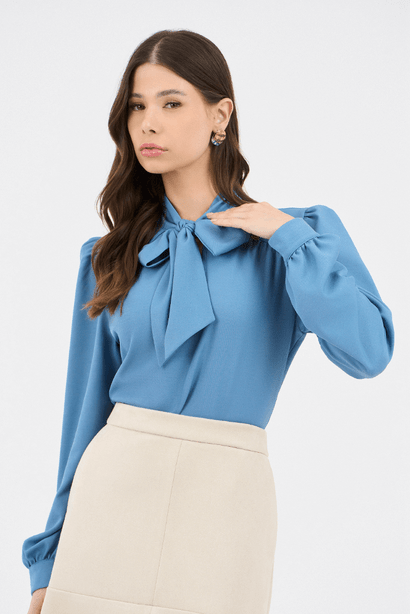 01 blusa azul plano com amarracao no decote