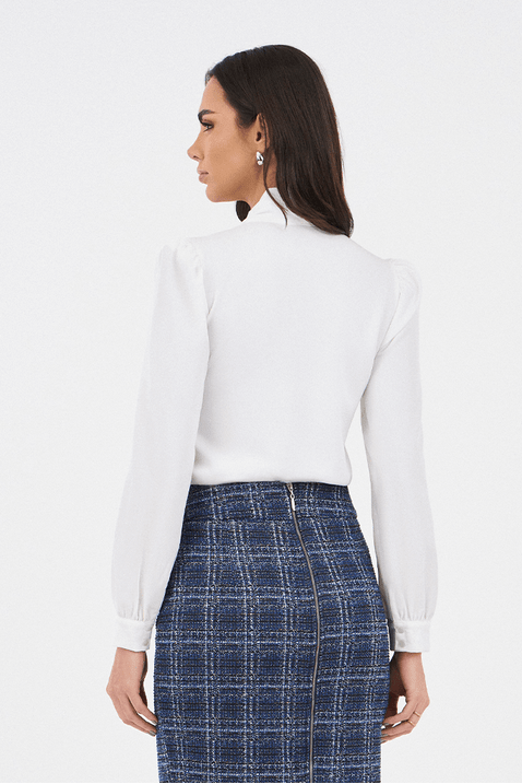 06 blusa off white plano com amarracao no decote