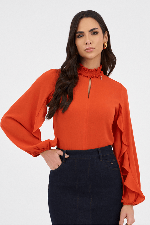 07 blusa coral plano com gola alta e babado