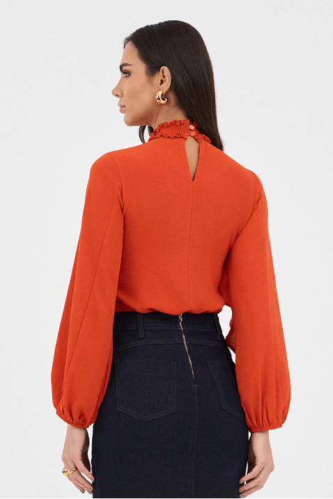 06 blusa coral plano com gola alta e babado