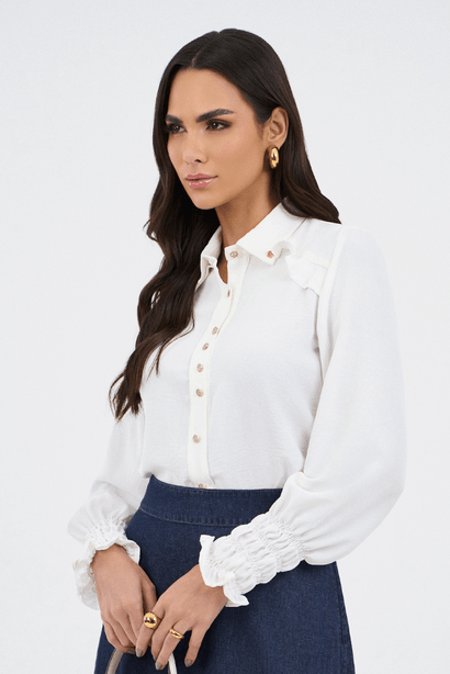 07 camisa off white plano com babado e lastex no punho