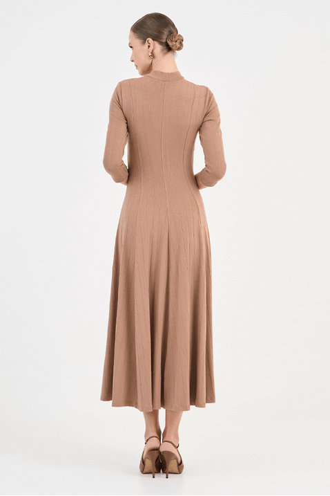 04 vestido amendoa de malha midi com recortes