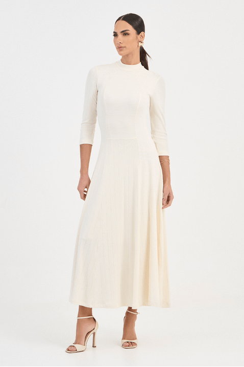 03 vestido off white de malha midi com recortes